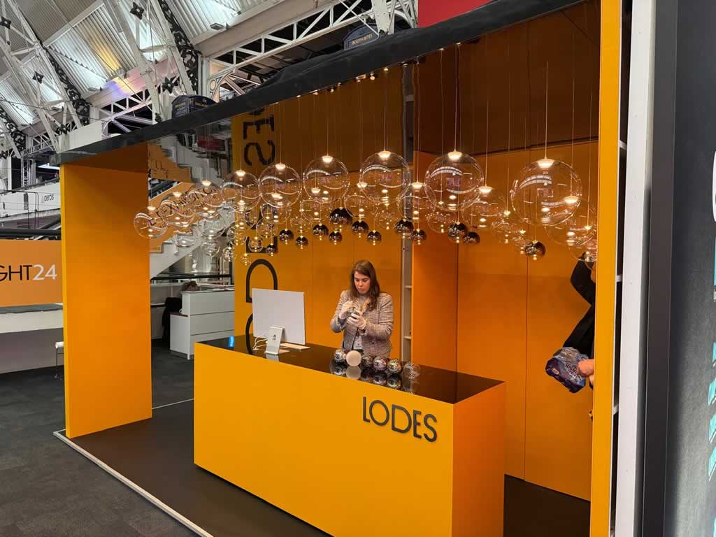Lodes Custom Trade Stand